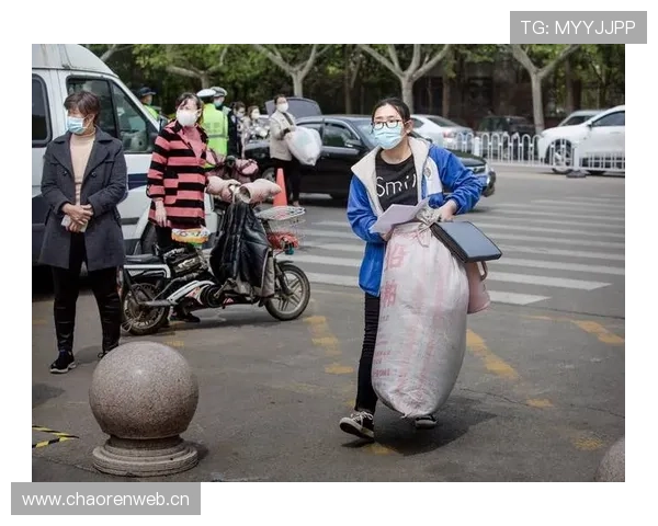 冯彦哲私服随性到像搬家，肩上却挂着几只名牌袋，差距太离谱