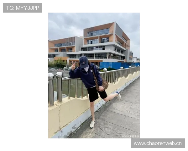 管晨辰穿球鞋逛菜市场，手拎名牌包那反差简直看呆人